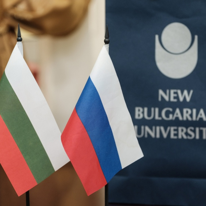 r01_700x700_crop_478b24840a